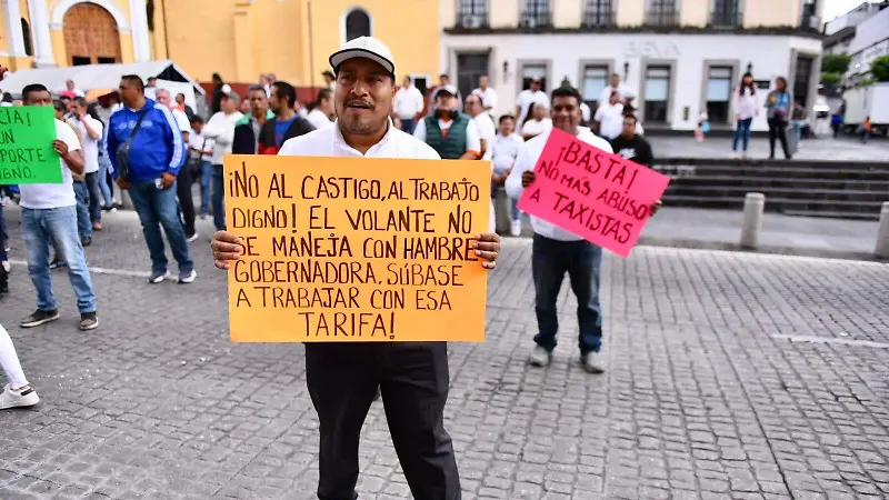 Taxistas protestan en Xalapa y otros municipios de Veracruz contra nuevas tarifas 